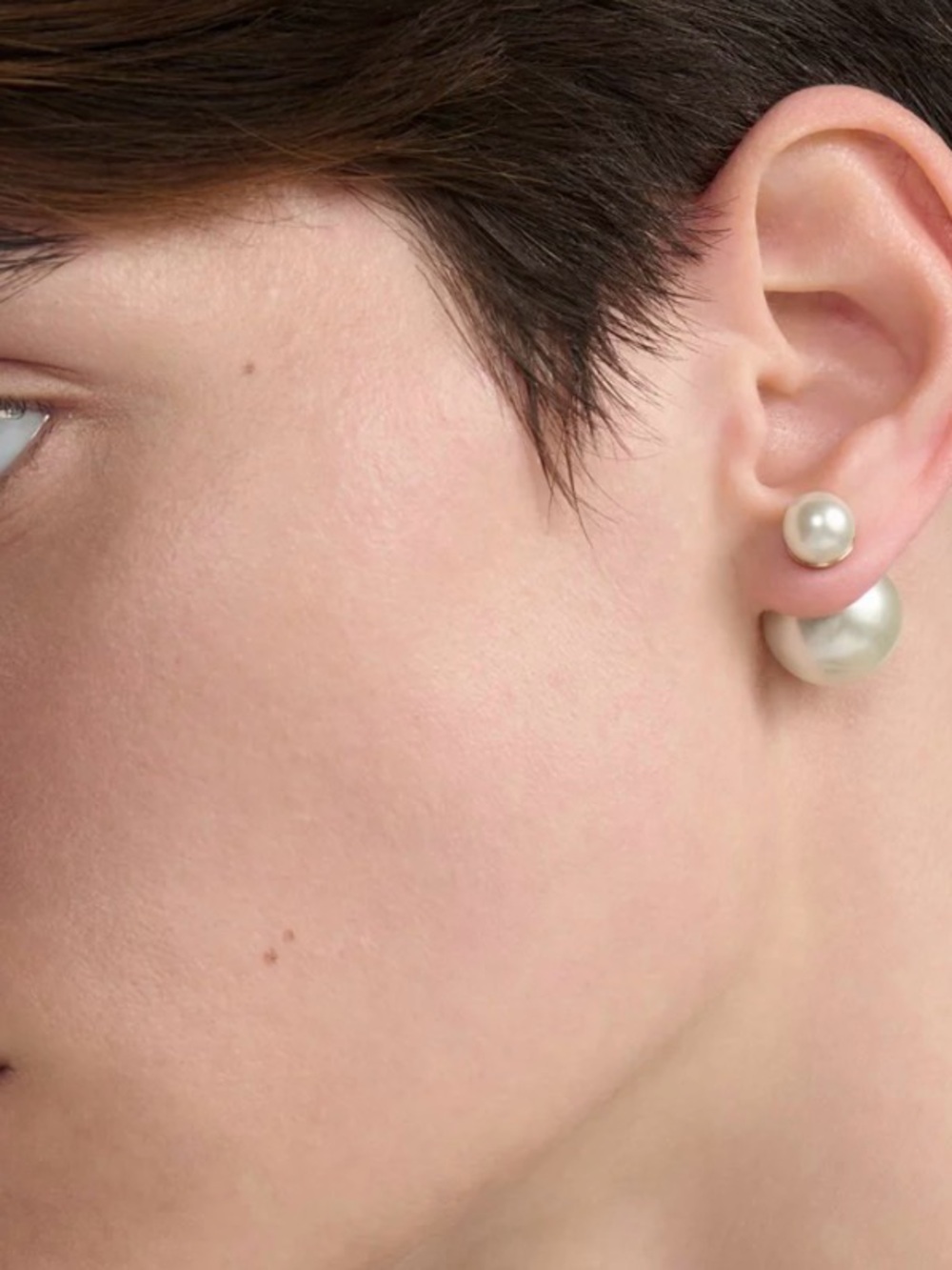 Dior Tribales Earrings
Gold-Finish Metal and White Resin Pearls - Picture 3 of 6